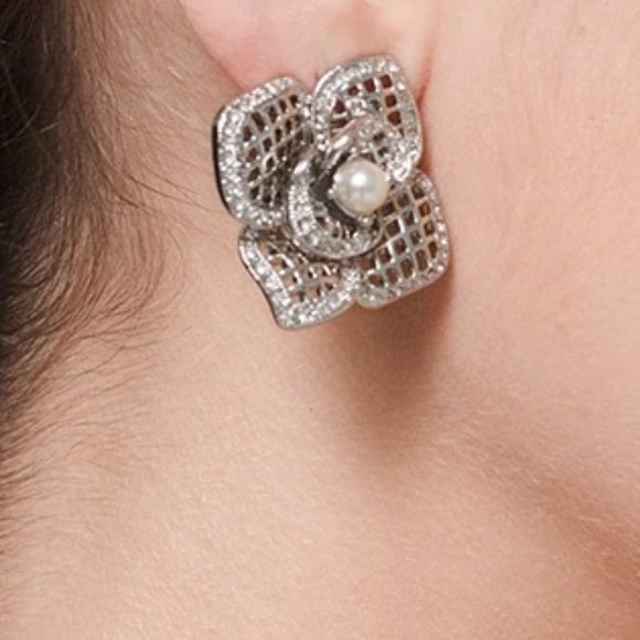 WHBM Faux Pearl Crystal 🌸 3D Rose 🌸 Stud Earrings - Picture 4 of 4